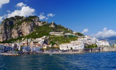 Вид на Амалфи с моря, Амальфийское побережье, Италия (View of Amalfi, Amalfi Coast, Italy)